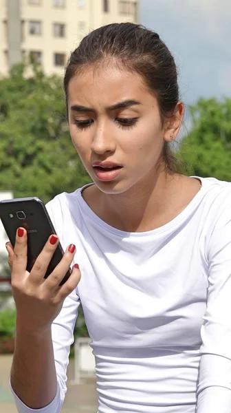 Chica usando el teléfono celular e infeliz —  Fotos de Stock