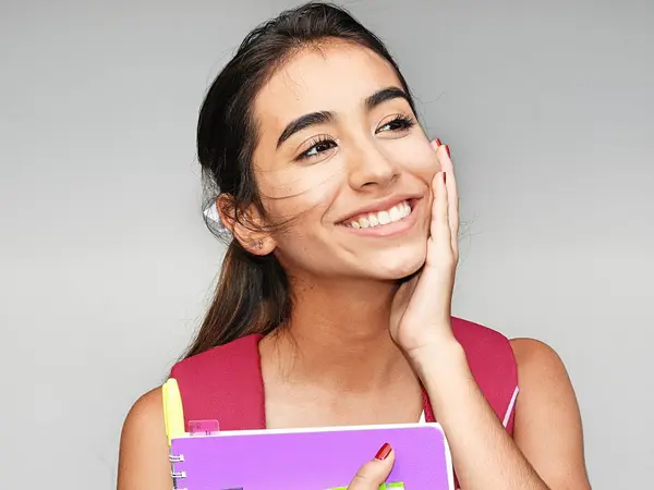 Minoranza ragazza studente e felicità — Foto Stock