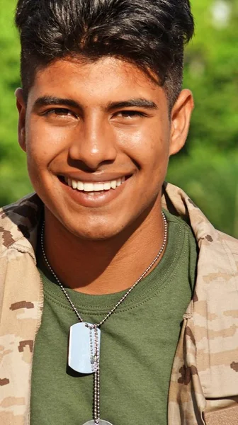 Wehrpflichtiger Soldat lächelt — Stockfoto