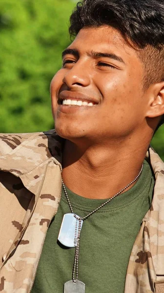 Ευτυχισμένος όμορφος αρσενικό στρατιώτης — Φωτογραφία Αρχείου