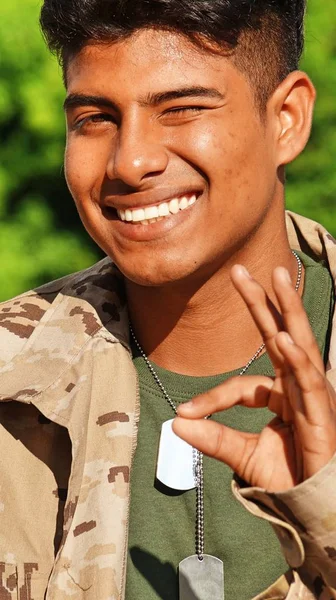 Jeune soldat colombien et signe OK — Photo