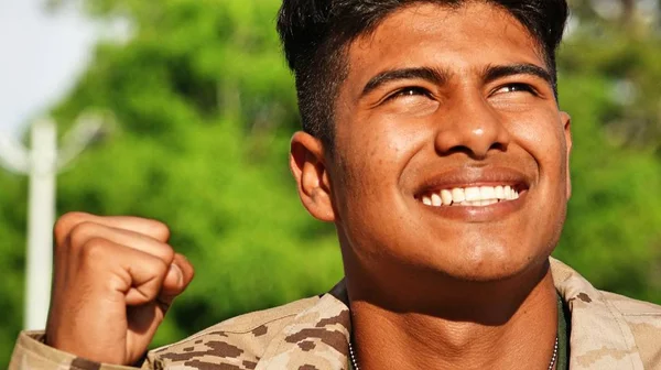 若いコロンビア男性兵士と勝利 — ストック写真