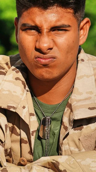 Karışık genç Kolombiyalı erkek asker — Stok fotoğraf