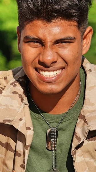 Perturbado bom olhar masculino soldado — Fotografia de Stock