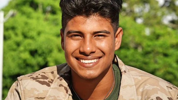 Exército sorridente Soldado Masculino — Fotografia de Stock