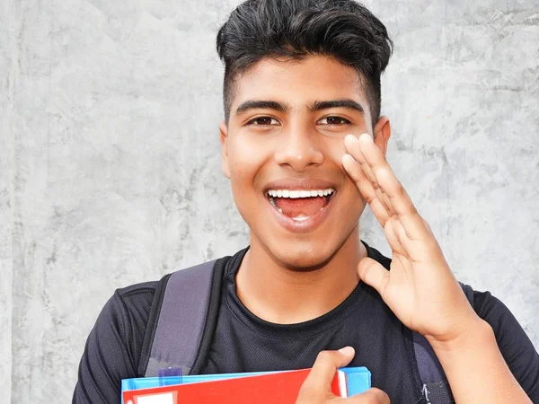 Estudiante masculino hispano hablando — Foto de Stock