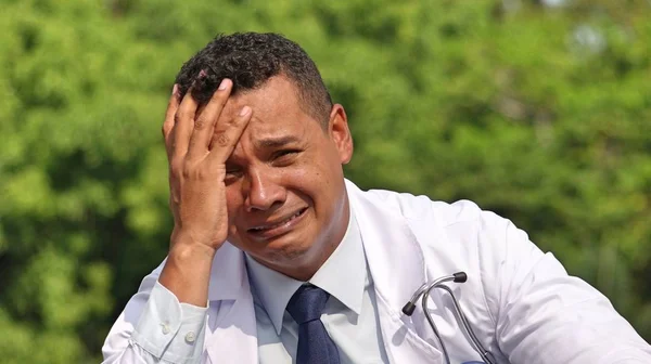 Triste bonito masculino médico vestindo casaco de laboratório — Fotografia de Stock