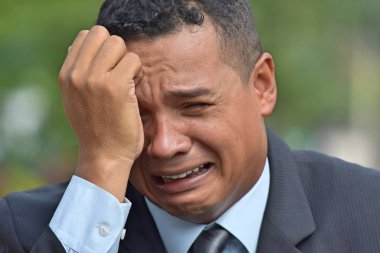 Ağlayan genç iş adamı