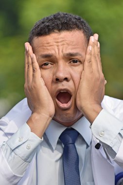 Ürküyor yakışıklı erkek cerrah