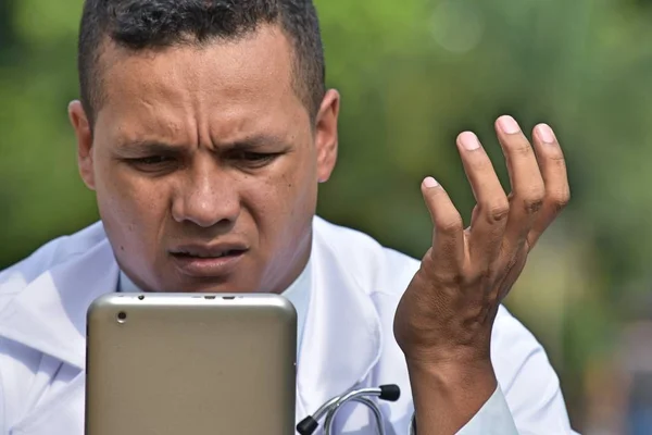Docteur masculin confus utilisant la tablette — Photo