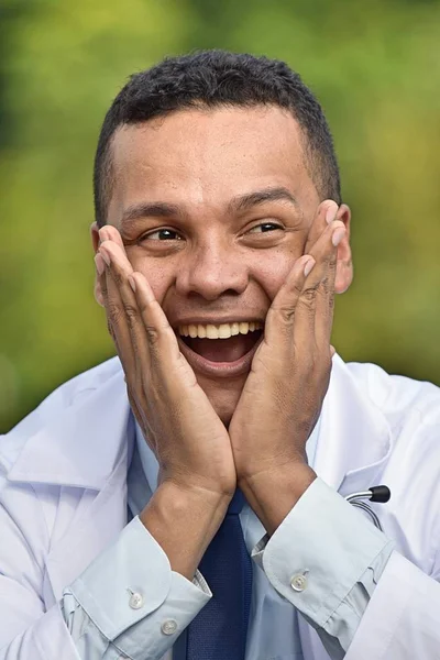 Здивувало красивий Колумбійський чоловічого медичним працівником носіння лабораторний халат — стокове фото