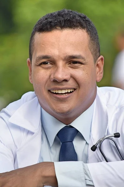 Latino αρσενικό ο γιατρός χαμογελώντας φοράει παλτό εργαστήριο — Φωτογραφία Αρχείου