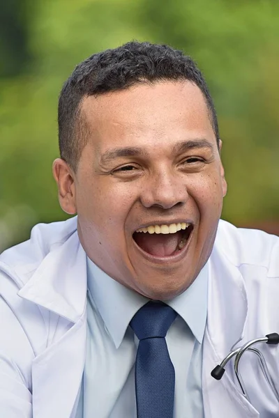 Riéndose guapo colombiano médico masculino usando abrigo de laboratorio — Foto de Stock