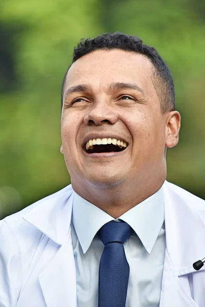 Manliga läkare och skratt bär labbrock — Stockfoto
