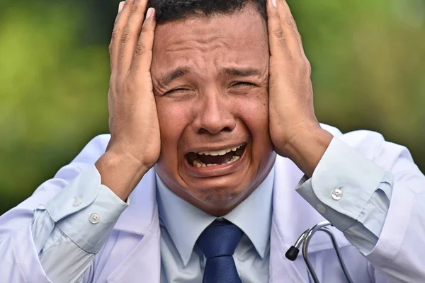 Beau colombien mâle docteur sous stress portant blouse de laboratoire — Photo