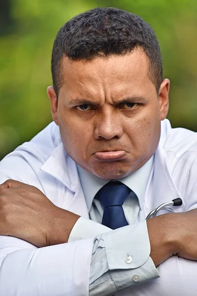 Verrückter latino männlicher mediziner — Stockfoto