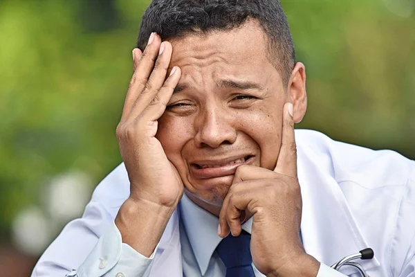 Płacze mężczyzna chirurg na sobie fartuch — Zdjęcie stockowe