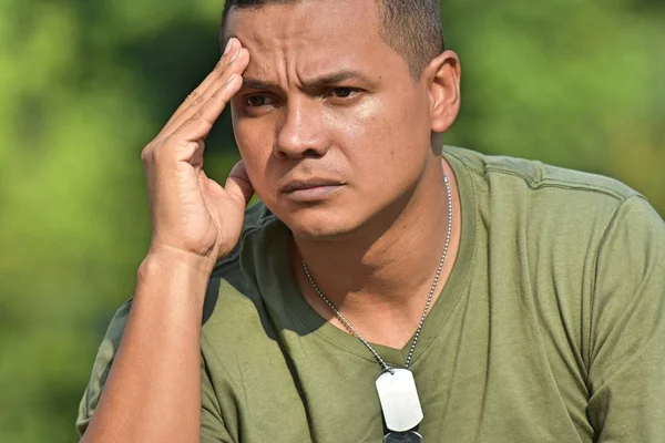 Κολομβίας αρσενικό στρατιώτης κάνοντας μια απόφαση — Φωτογραφία Αρχείου