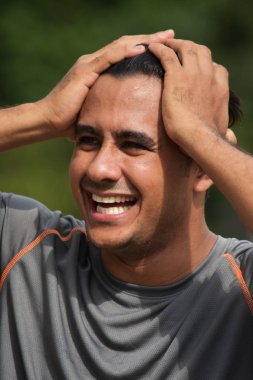 Şaşırmış atletik adam