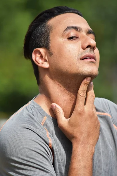 喉の痛みでオスの運動選手 — ストック写真