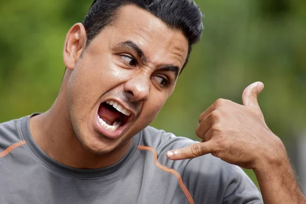 Atleta masculino usando teléfono celular e infeliz — Foto de Stock