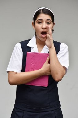 Bağıran kız öğrenci