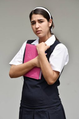 Ciddi kız öğrenci