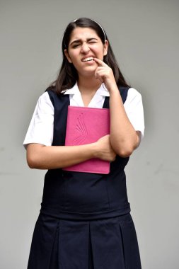Kız öğrenci üniforma diş ağrısı ile