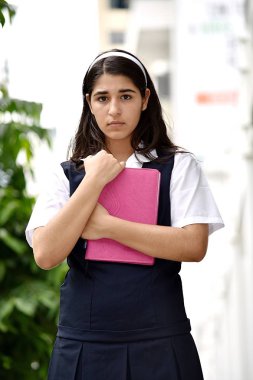 Ciddi Katolik Kolombiya liseli kız Not Defteri ile