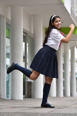 Şirin kız öğrenci giyiyor etek çalıştıran