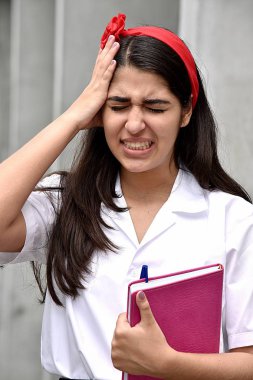 Şirin Kolombiya kız öğrenci ve anksiyete ile defter