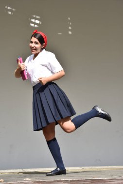 Şirin Kolombiya kız öğrenci giyiyor etek çalıştıran