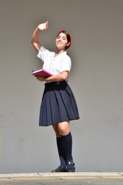 Kolombiyalı kişi defter ile poz