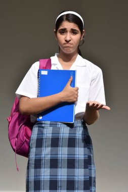 Okul üniforması giyen Katolik Kolombiyalı kişi karıştı