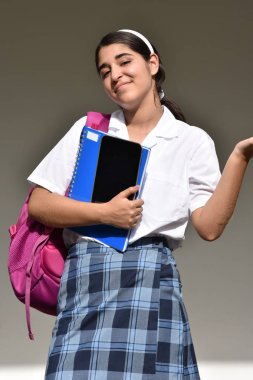 Katolik kız öğrencinin okula giymiş bir üniforma karar