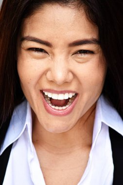 gülen genç iş kadını