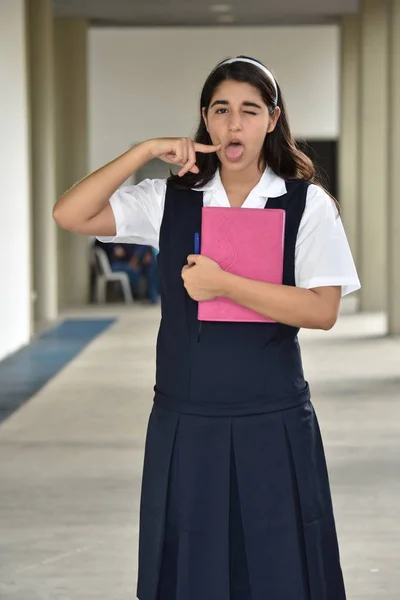 Estudiante colombiana linda con dolor de muelas con falda con cuaderno —  Fotos de Stock