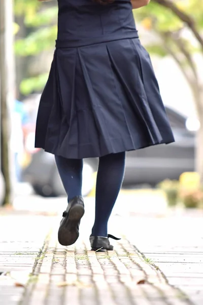 Adolescente menina andando vestindo saia — Fotografia de Stock