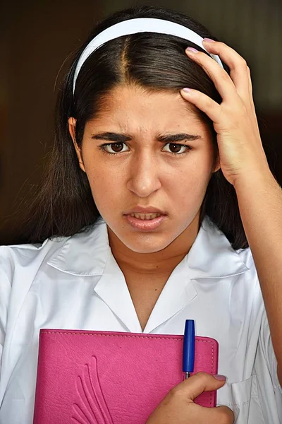 Αγχωτικό φοιτητής σχολείο έφηβο κορίτσι με το Σημειωματάριο — Φωτογραφία Αρχείου