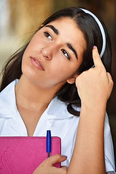 Estudante colombiano bonito pensar com caderno — Fotografia de Stock