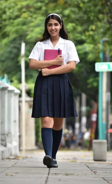 Caminando linda chica colombiana estudiante vistiendo uniforme — Foto de Stock