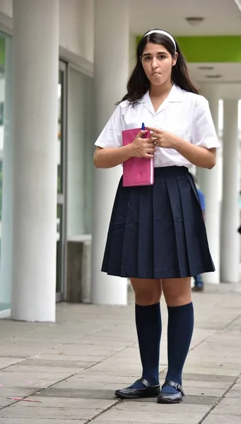 Estudiante colombiana linda de pie con cuaderno — Foto de Stock