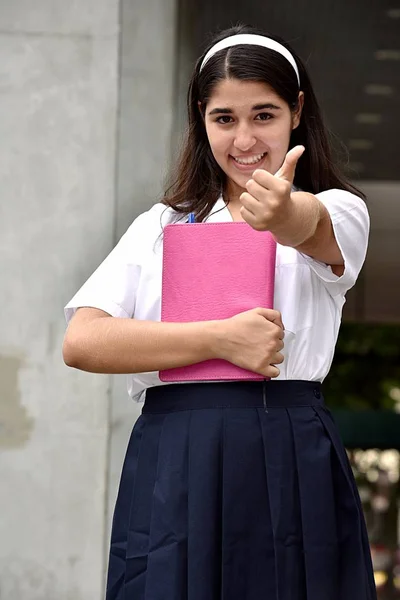 Ευτυχισμένος καθολική Κολομβίας φοιτήτριας φορώντας τη στολή του σχολείου — Φωτογραφία Αρχείου