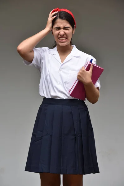Καθολική κολομβιανή κορίτσι φοιτητής και το άγχος με το Σημειωματάριο — Φωτογραφία Αρχείου