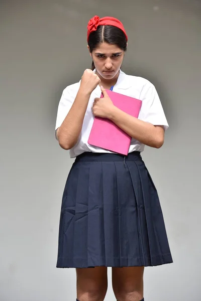 Étudiante folle portant l'uniforme scolaire avec ordinateur portable — Photo