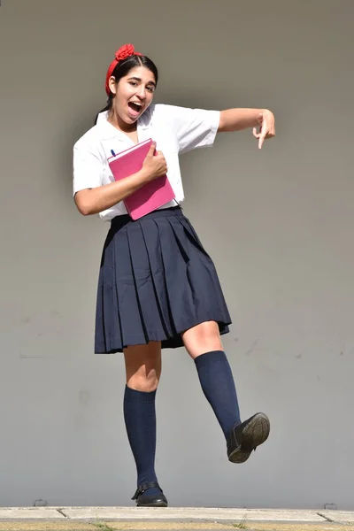 Adolescent école fille équilibrage — Photo