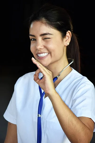 Fiatal Kolumbiai női nővér és rendben jele — Stock Fotó