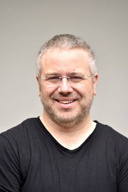 Erkek gülümseyen kilolu