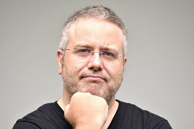 Tıraşsız beyaz kişi bir karar