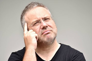 Gözlüklü erkek karar verme beyaz